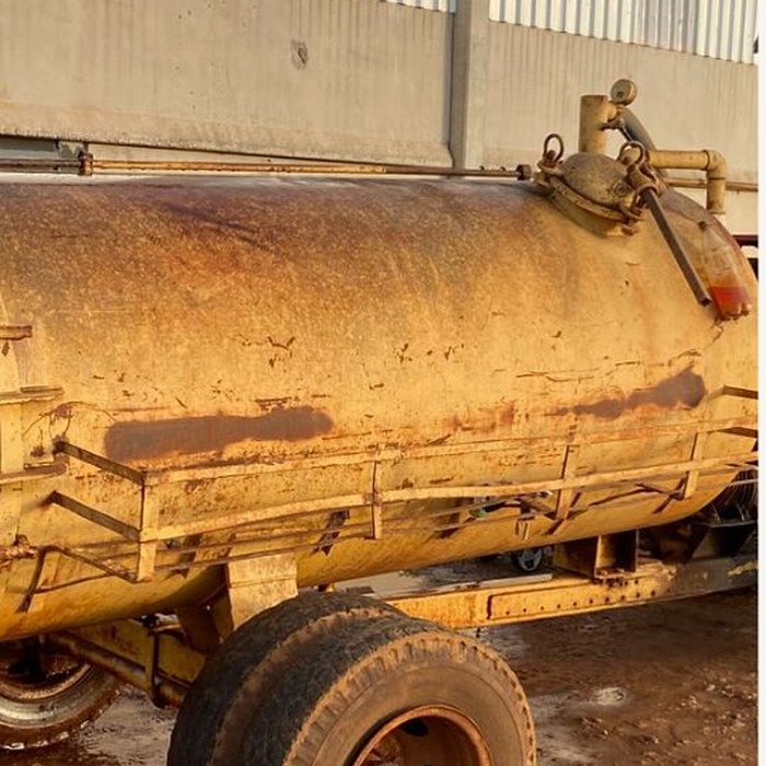 Tanque corroído antes do serviço