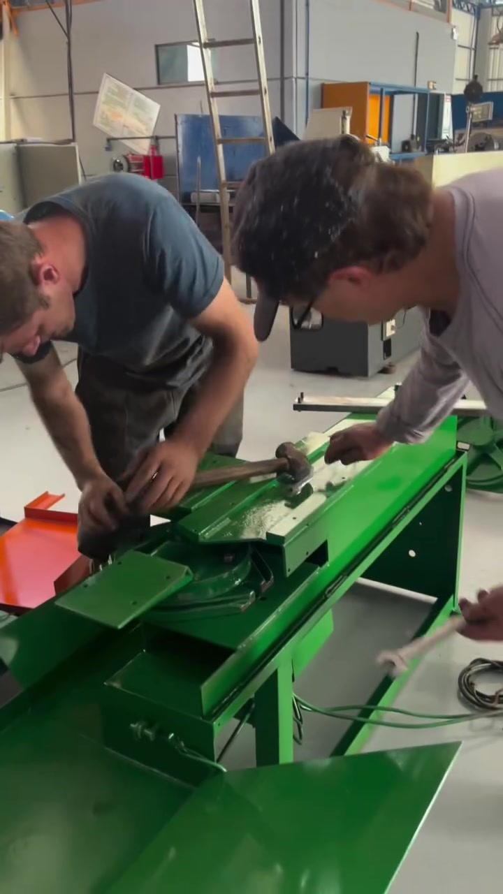 Implemento em fabricação na bancada da Farmtech Brasil
