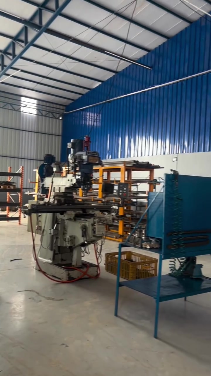 Fresadora e furadeira radial na oficina da Farmtech Brasil